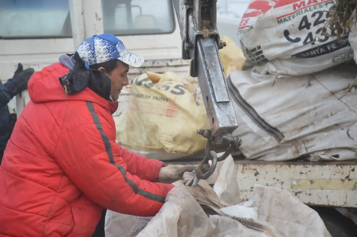 Personal municipal trabaja en la recolección de los bolsones.