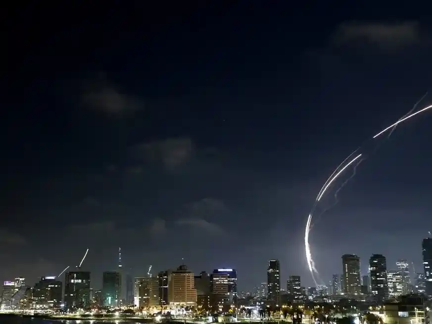 Tel Aviv fue atacada en la noche israelí y se activó el domo. Foto: Reuters.
