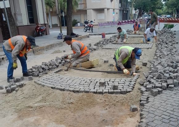 Continúan los trabajos de restauración del adoquinado