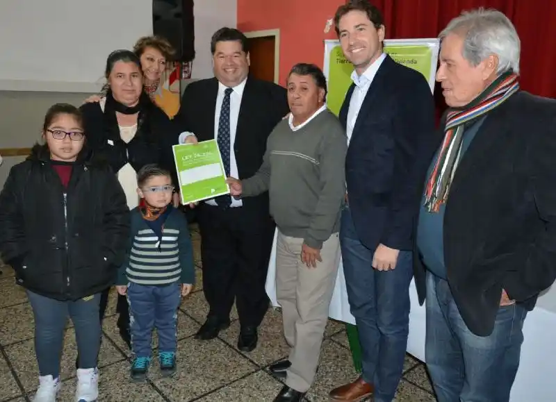 Berisso: El Intendente entregó ochenta escrituras de propiedad a familias del distrito