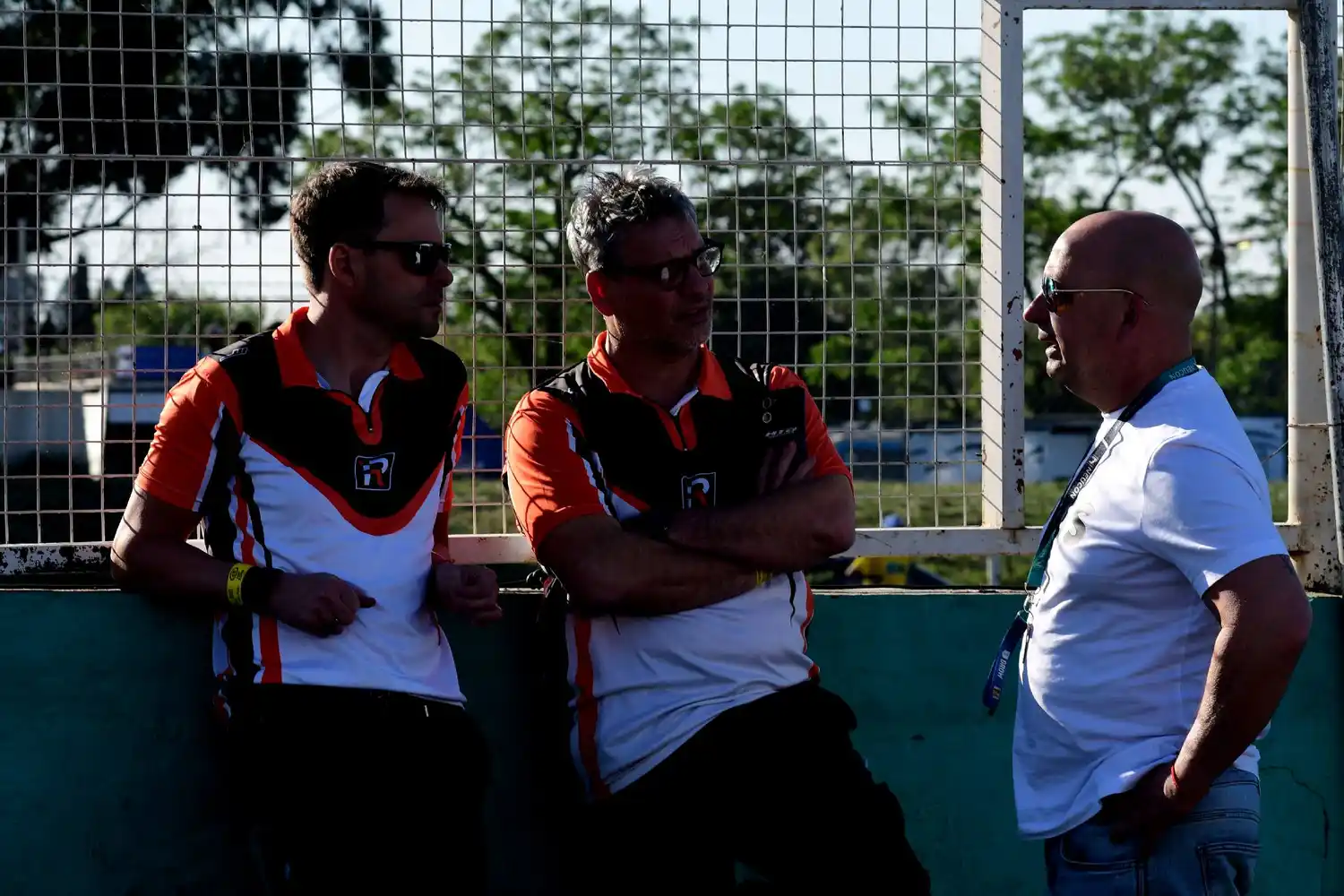 Christian Ledesma charlando con su equipo. (Foto: prensa ACTC)