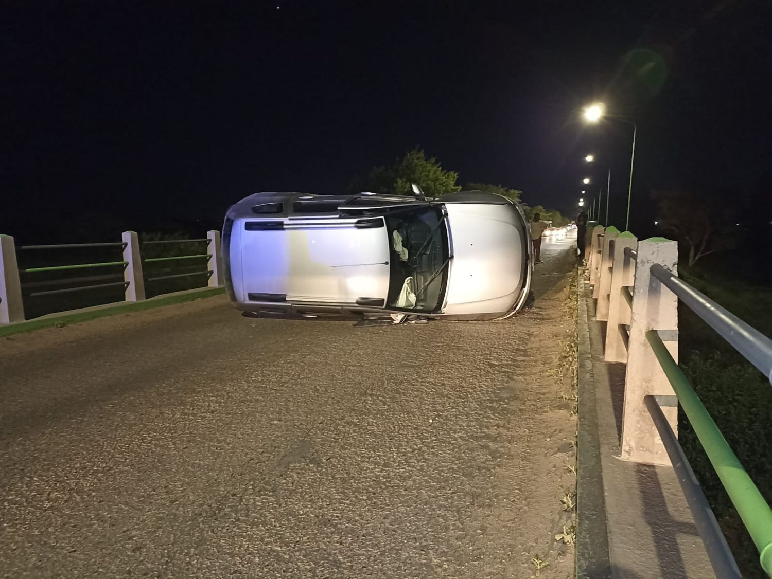 Fuerte vuelco con tres personas en el puente de Pueblo Belgrano