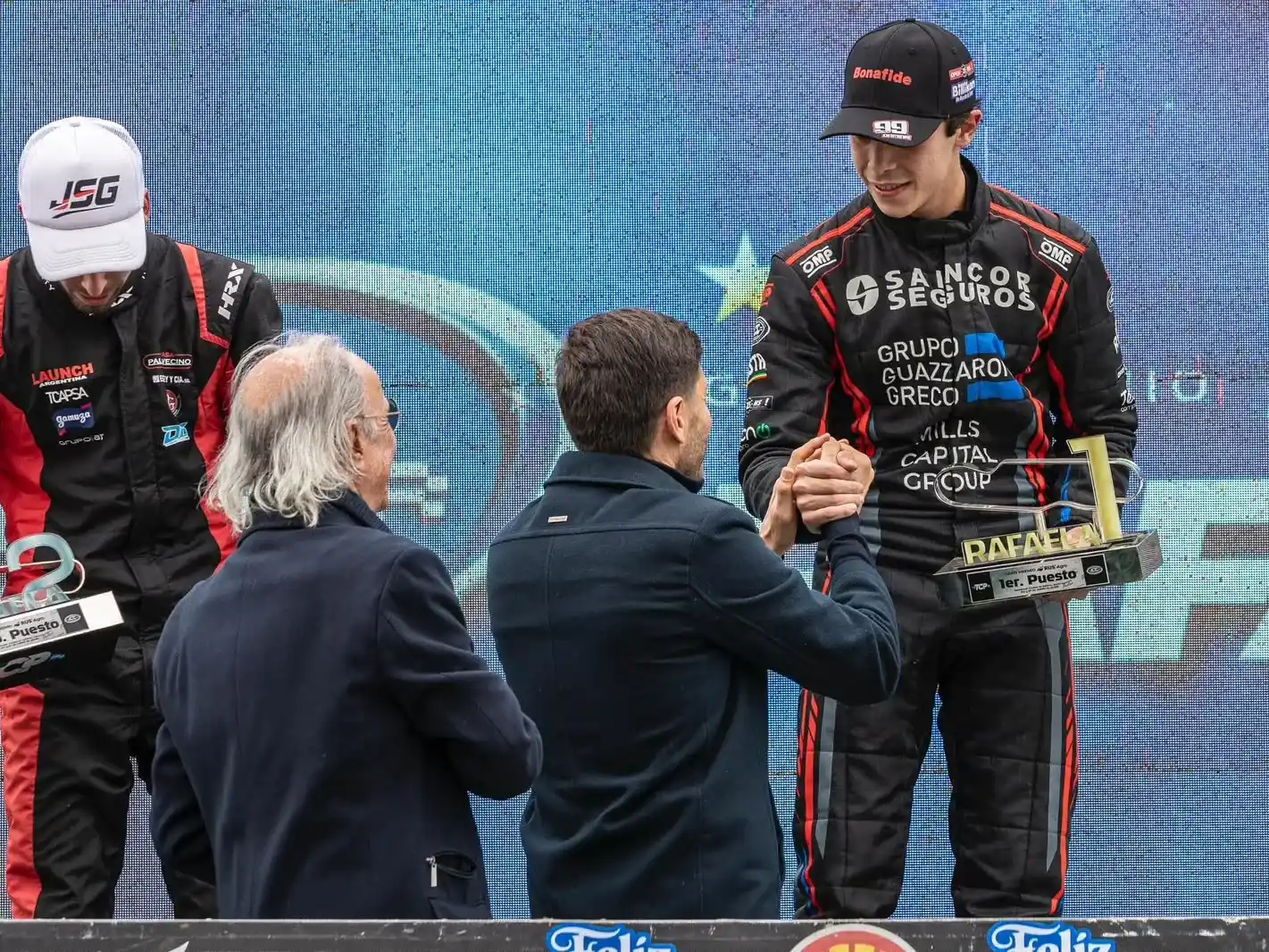 El gobernador M.Pullaro entregándolo el trofeo al ganador del TC Pista, Bautista Damiani.