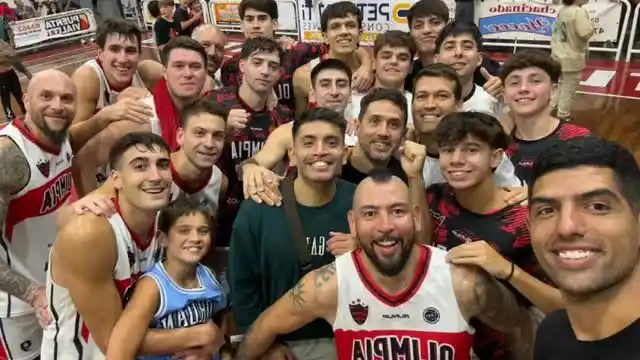 La tradicional selfie de "Manolo" tras la victoria en Elortondo para sostener el invicto. Foto: Prensa Olimpia BBC
