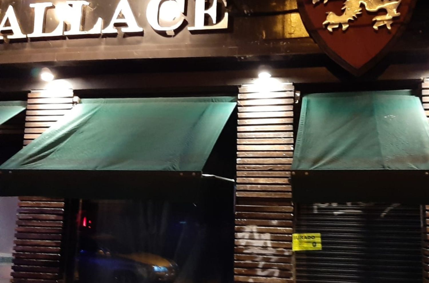 Clausuraron un bar por "exceso de personas"