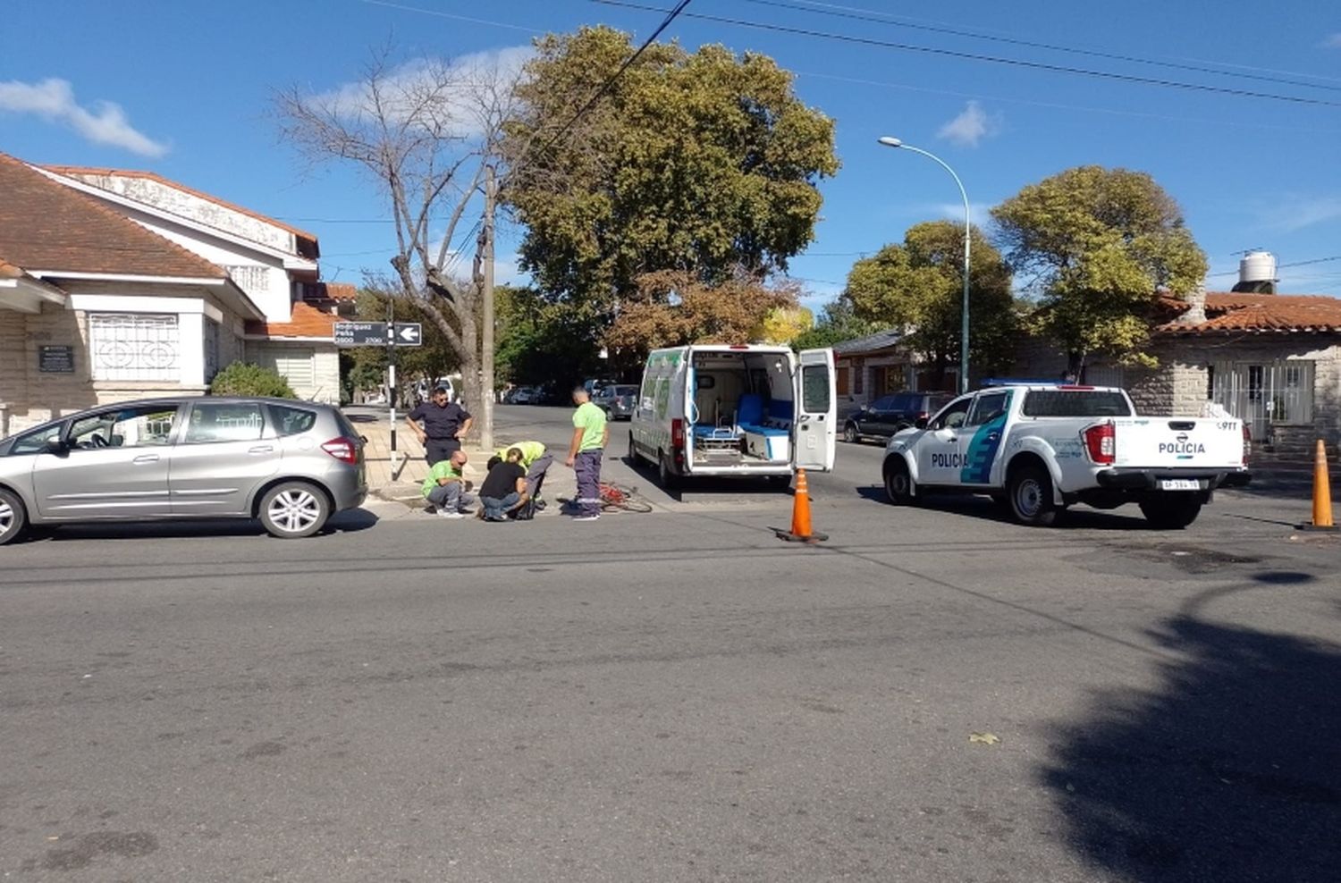 Trasladan al HIGA a una ciclista que fue embestida por un auto