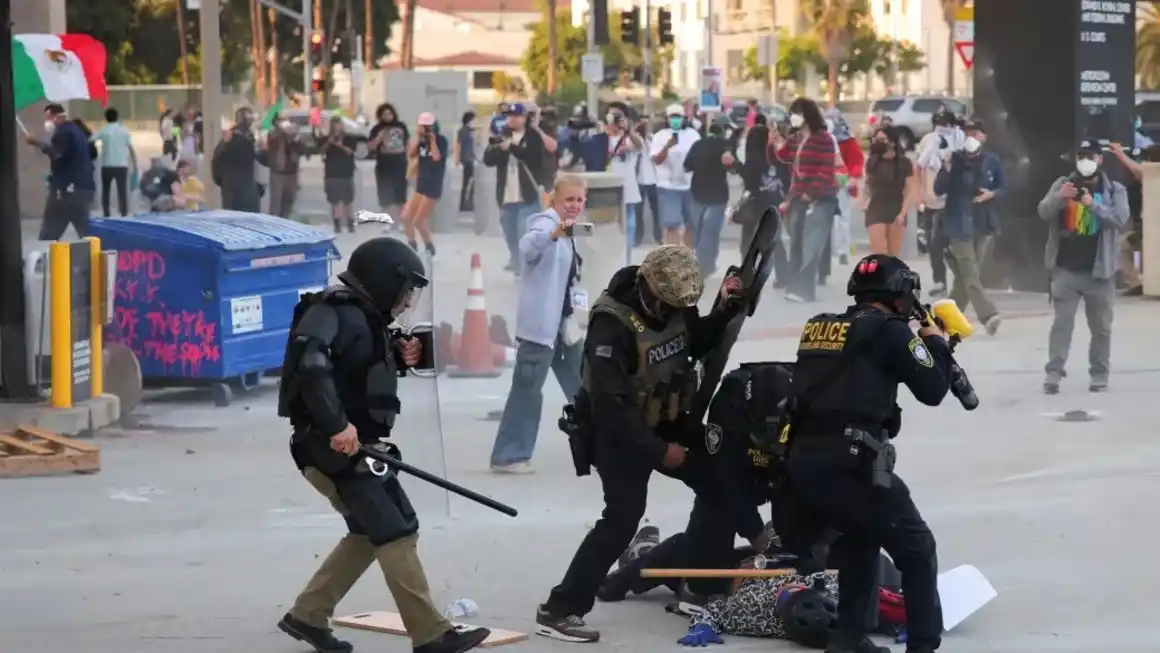 La Policía detiene a un manifestante que bloqueaba la entrada al garaje del Edificio Federal de Los Ángeles, tras múltiples detenciones por parte del Servicio de Inmigración y Control de Aduanas (ICE) en el centro de Los Ángeles el viernes 6 de junio de 2025. Daniel Cole/Reuters