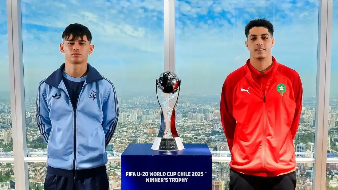 El capitán argentino Julio Soler junto a su par de Marruecos en la presentación previa de la final.