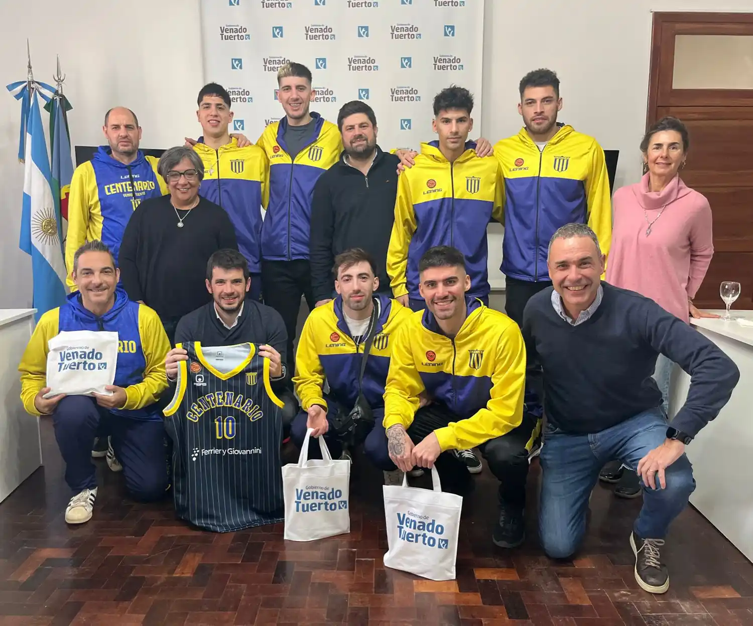 El intendente junto al equipo del Club Centenario.