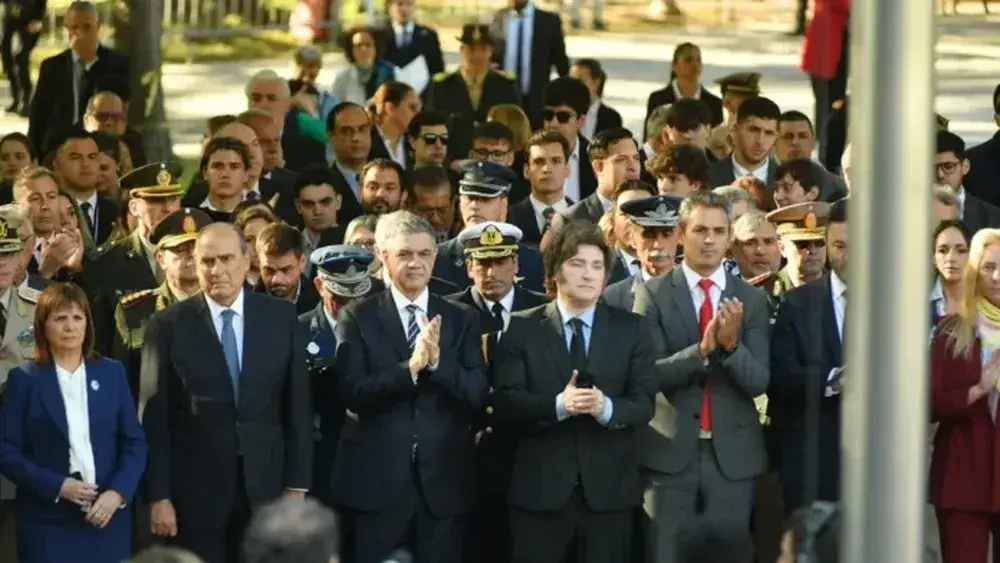 Milei, Jorge Macri y otros funcionarios en el acto por el 43º aniversario del inicio de la guerra de Malvinas.