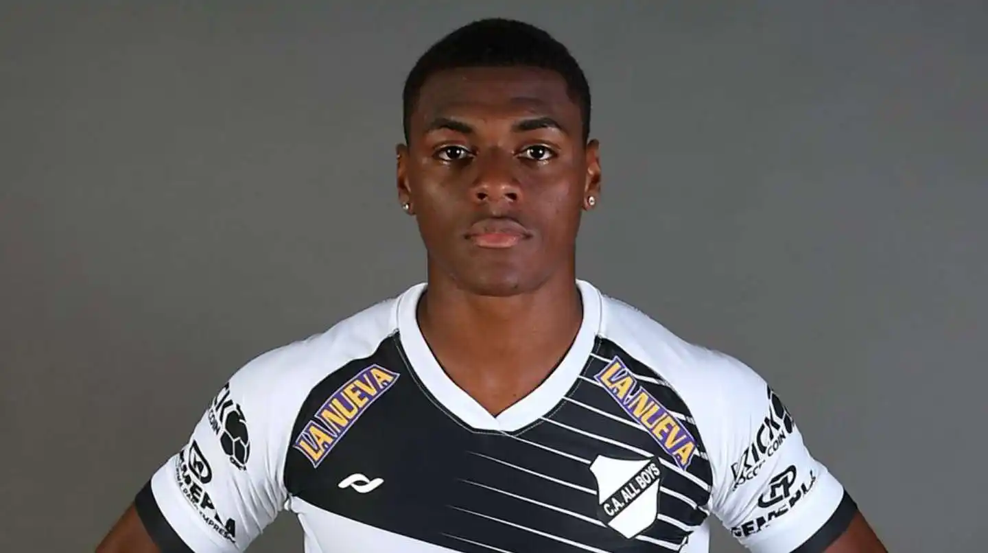 Un jugador de All Boys se desplomó en su regreso a la cancha