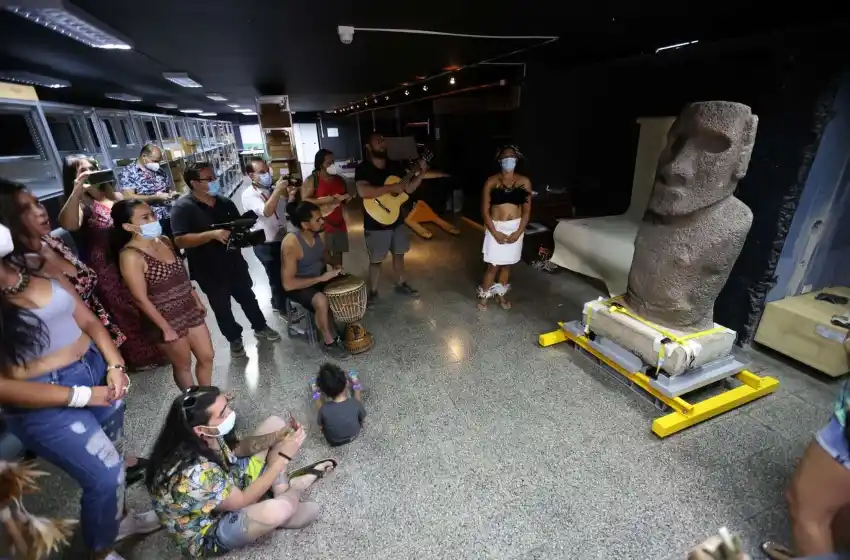 Chile devuelve a la isla de Pascua un Moai que estuvo en un museo desde el siglo XIX