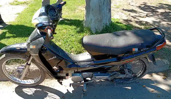 Solita, sin su dueño: hallaron una motocicleta abandonada en plena calle