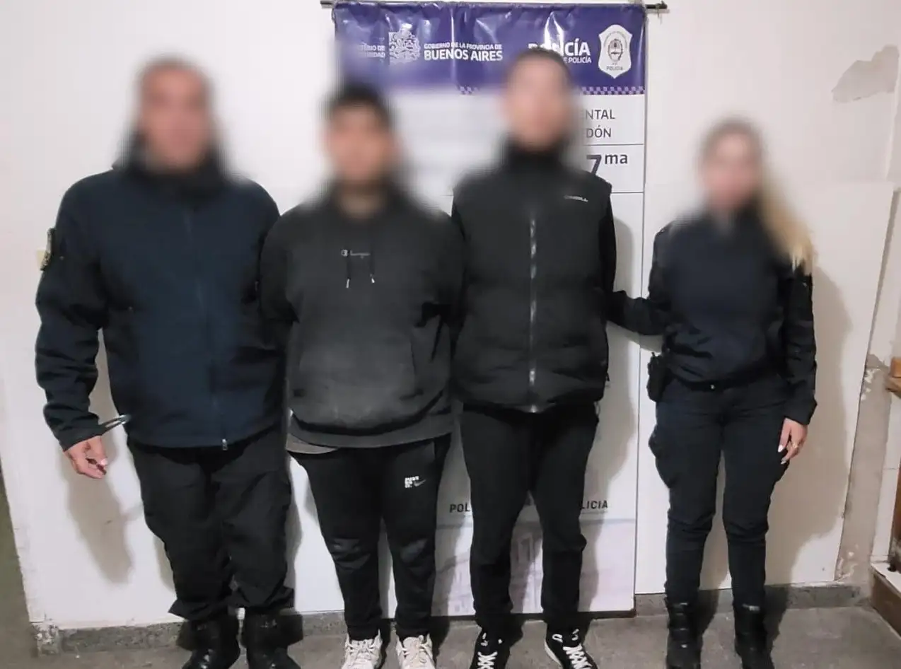 Fueron detenidos en el barrio Constitución y habrían cometidos varios robos de autos.
