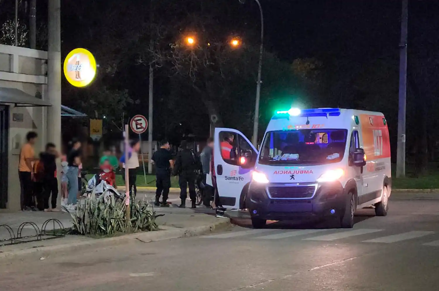 accidente choque noche policia patrullero ambulancia sies 107 bollinger jaime ferre siniestro vial barrio italia - 3