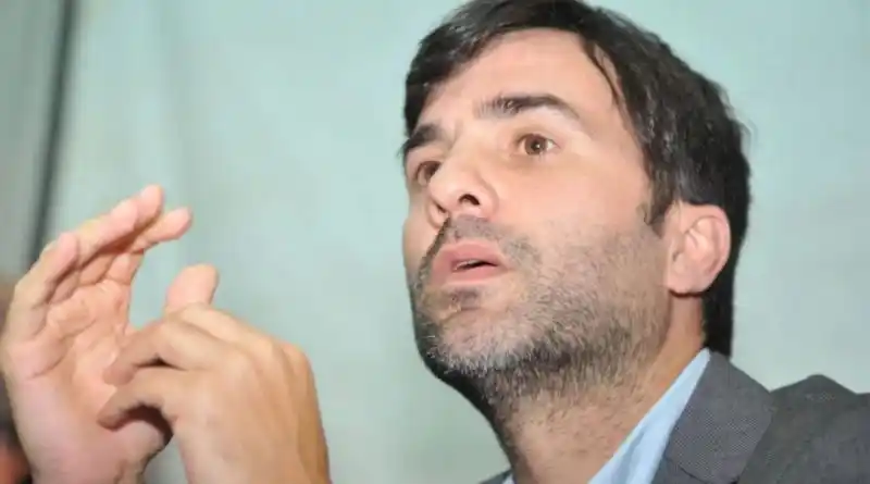 Echarren arremetió contra Milei.