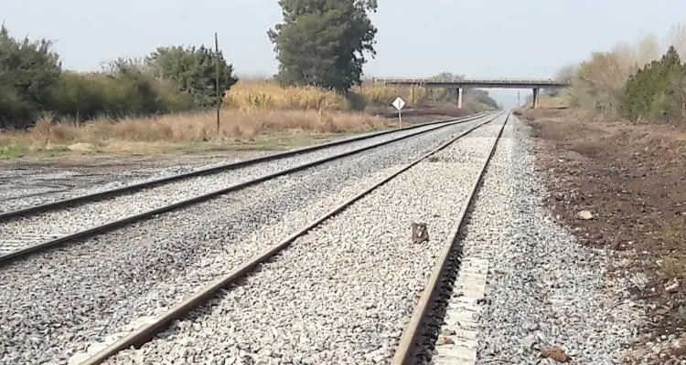 Materiales bajo el puente del ferrocarril