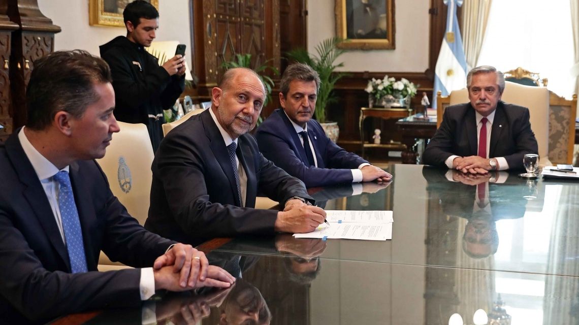 Perotti también solicitó la intervención de las Fuerzas Armadas para combatir los incendios en las islas