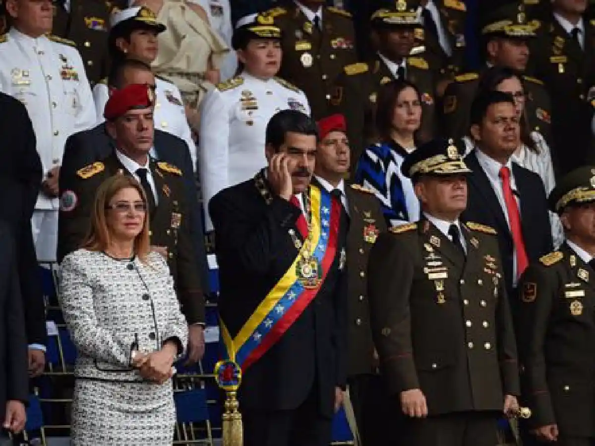 Oficial: Maduro salió ileso de "atentado" 