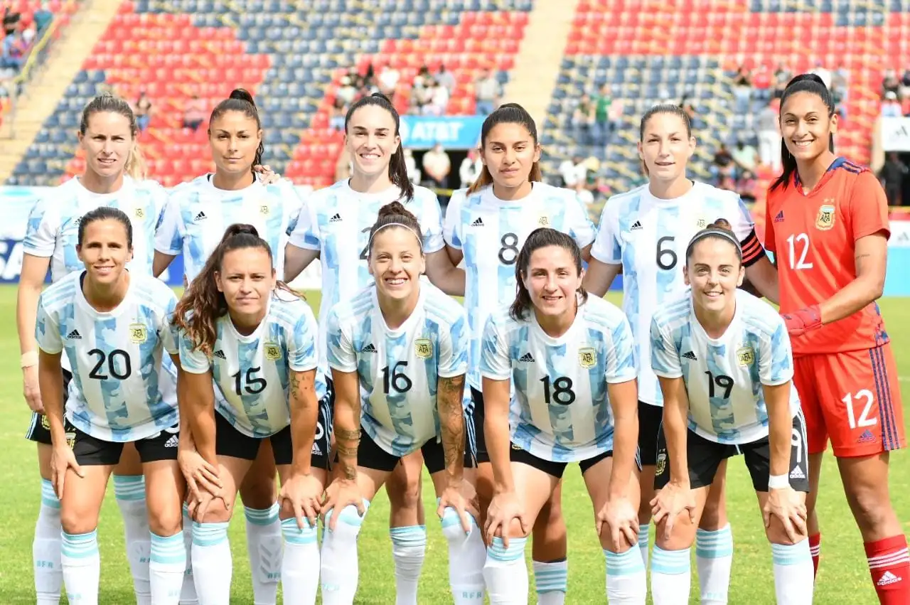 La selección femenina, con tres tandilenses: Huber (primera en la fila superior), Barroso (tercera) y Núñez (número 18).