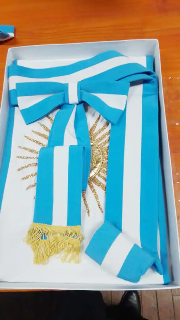 Alumnos de la escuela Carbó confeccionan banderas de flameo y ceremonias