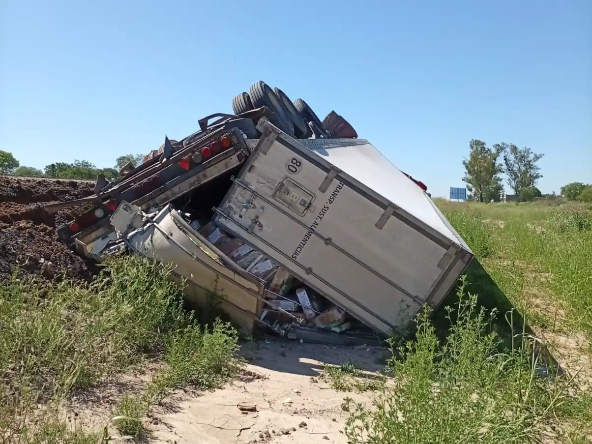 Volcó un camión cargado con pollos en Ruta 4 y generó un amplio operativo de seguridad