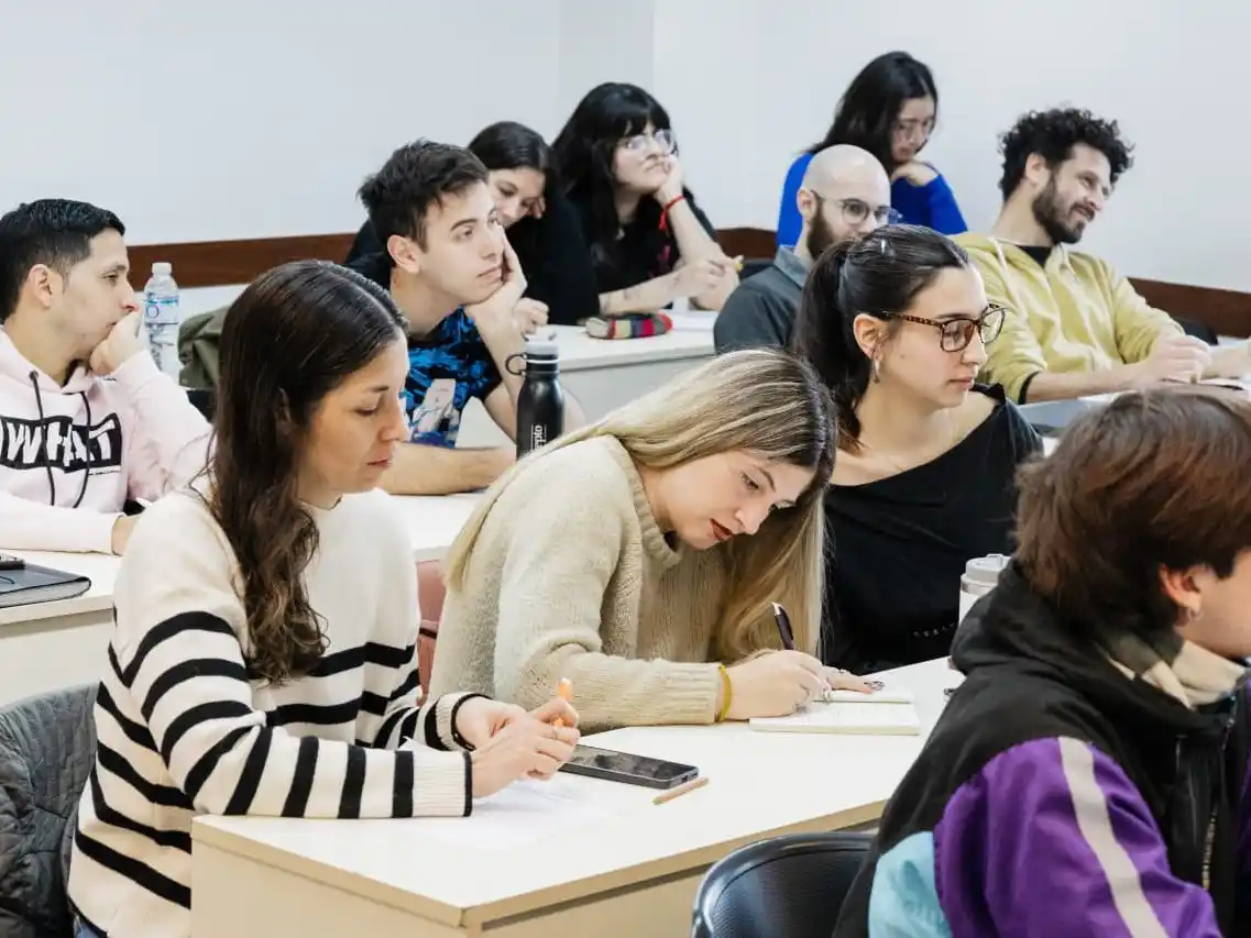 Entre las múltiples opciones de formación que se ofrecen en la ciudad, se destacan áreas como informática y tecnología, gastronomía, servicios y turismo, oficios técnicos, diseño, moda y más.