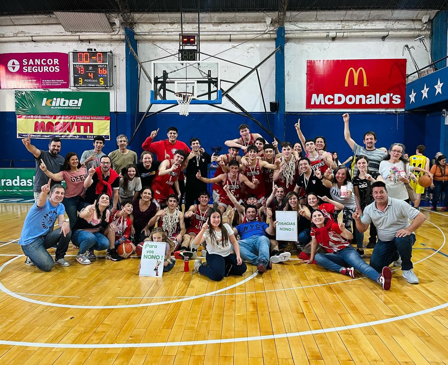 El festejo de toda la familia del "Depo" con la copa de campeón provincial U18