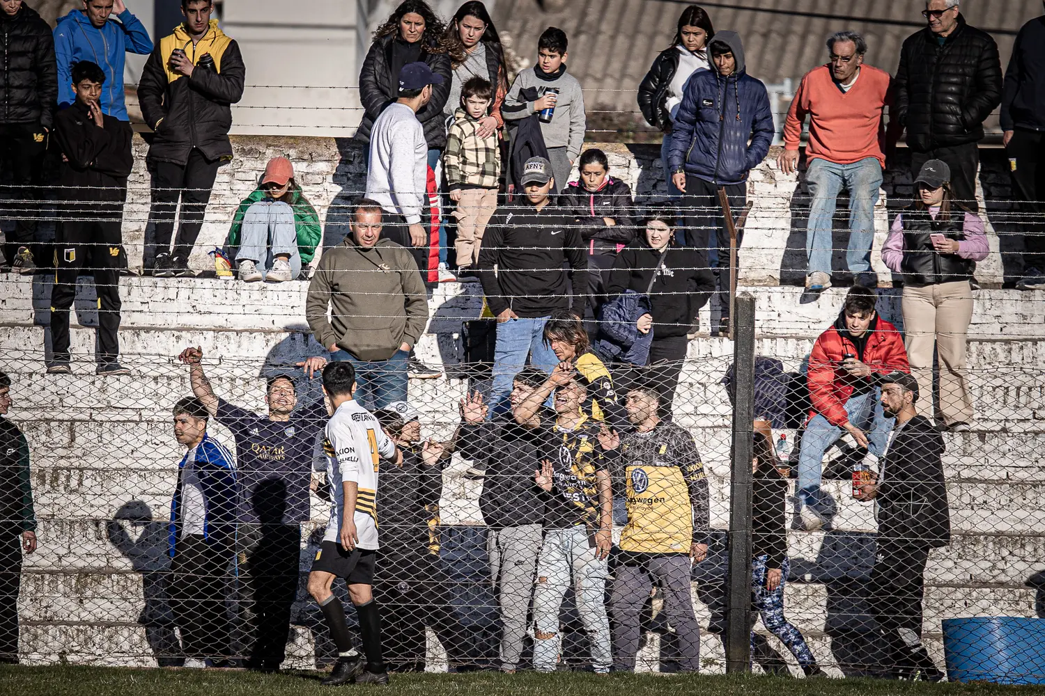 Se suspendió El Nacional-Olimpo por incidentes y una mujer herida