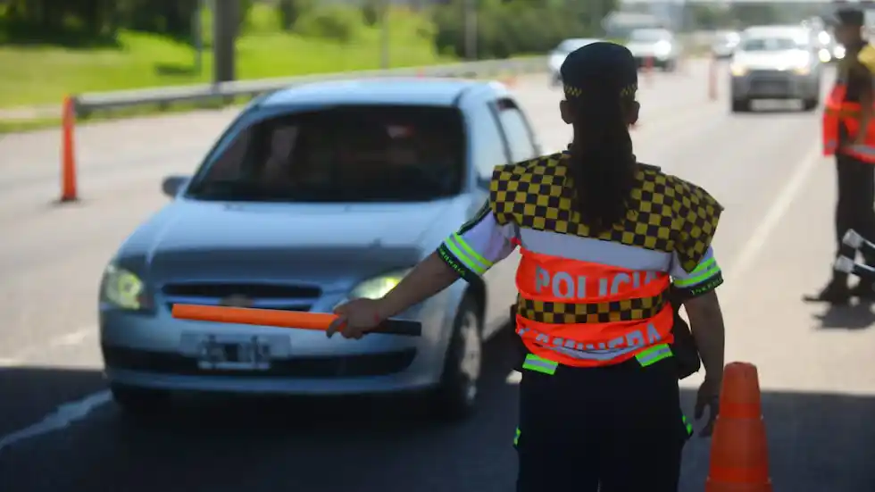 La Policía Caminera efectúa controles de alcoholemia y seguridad vial en la Autopista a Carlos Paz. (Foto: La Voz)