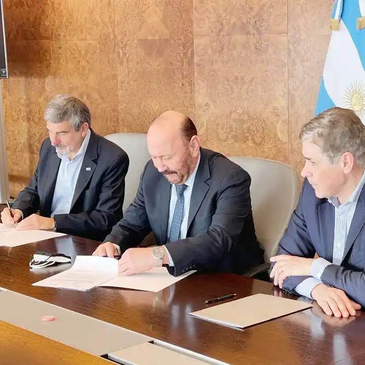 Insfrán firmó convenio con YPF Tecnología para acciones vinculadas a las energías renovables