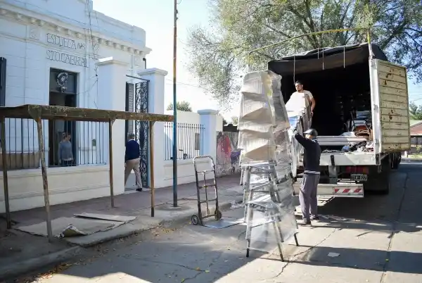 Entrega de nuevo mobiliario para escuelas primarias y secundarias de Chascomús