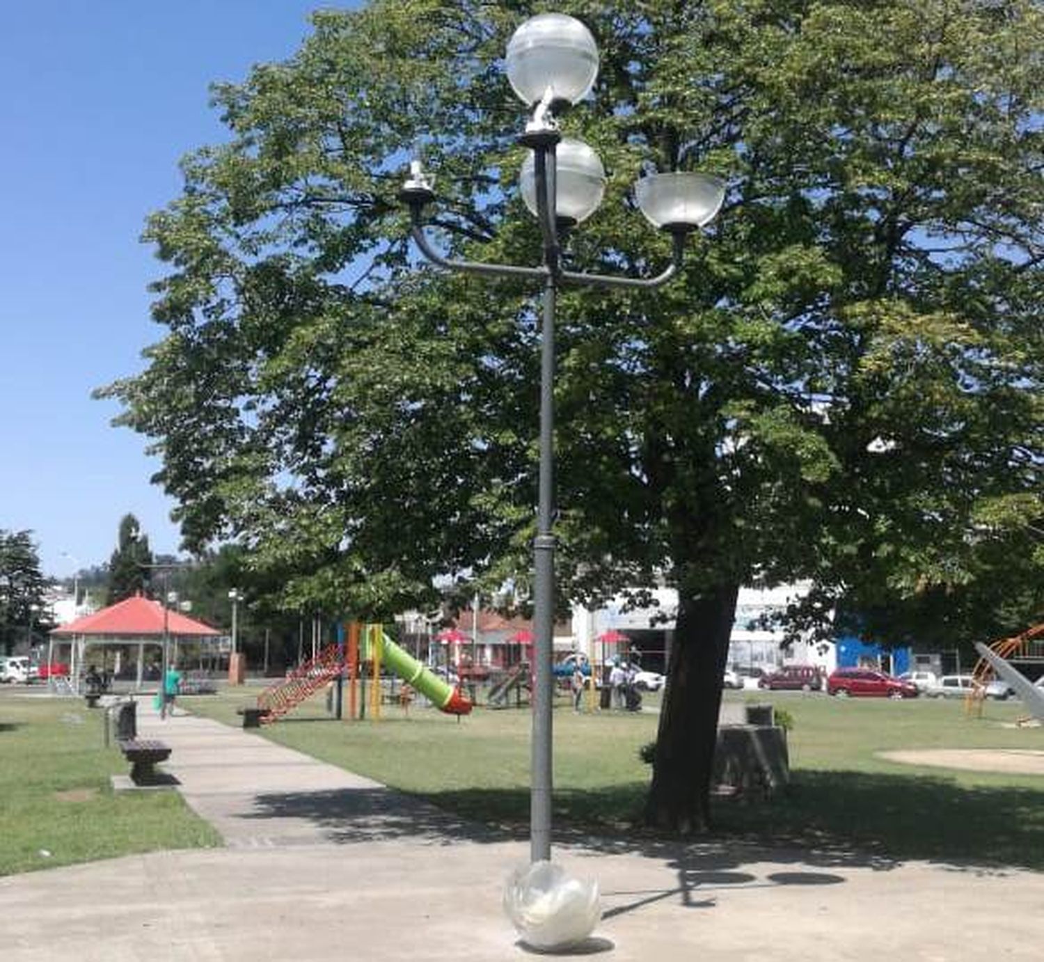 Destrozaron luminarias en la Plaza de los Troncos