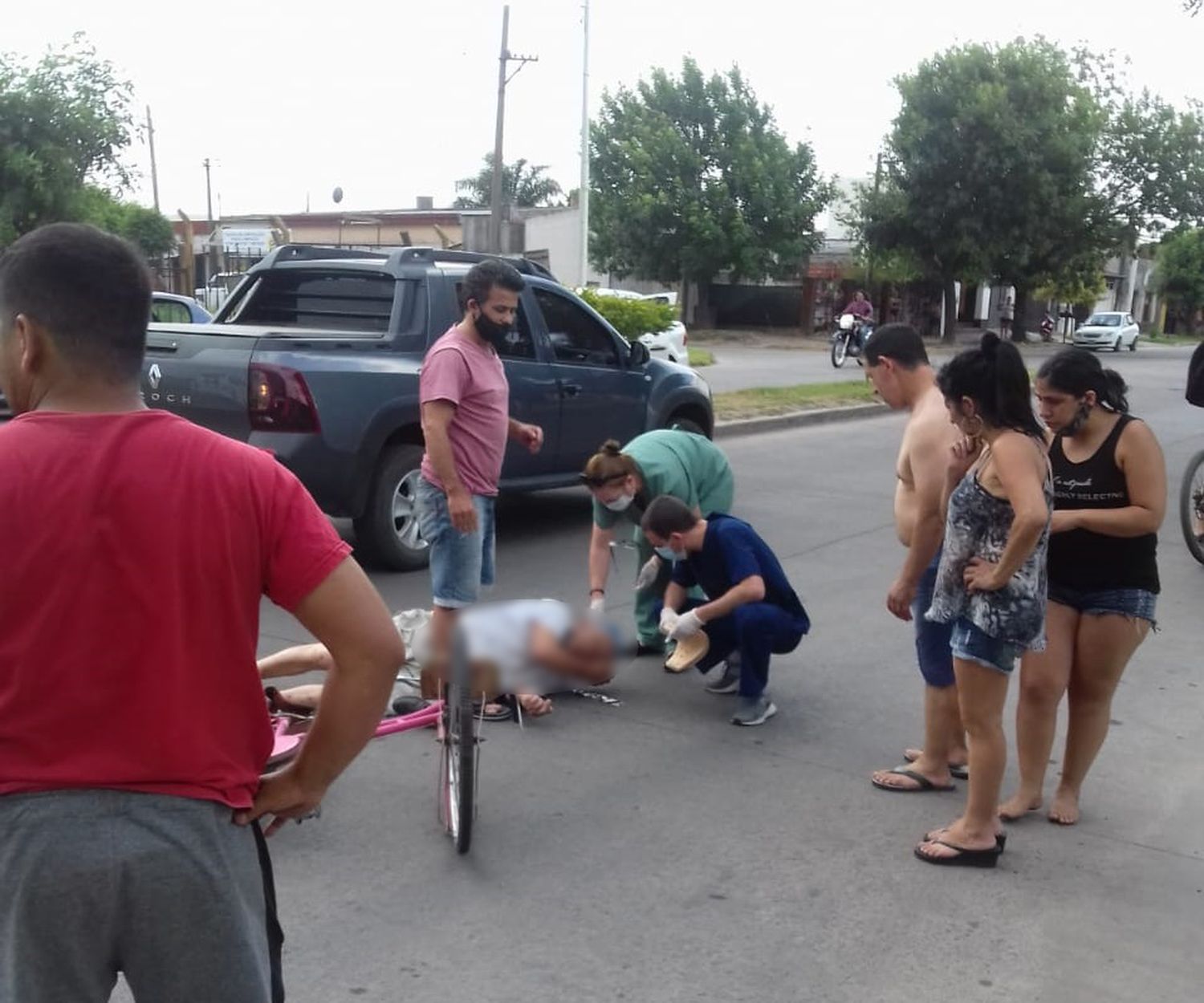 Trasladaron al Hospital a un ciclista que fue chocado por un auto