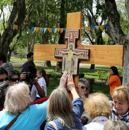 La Cruz de San Damián pasó por la ciudad en medio de una fiesta de Fe