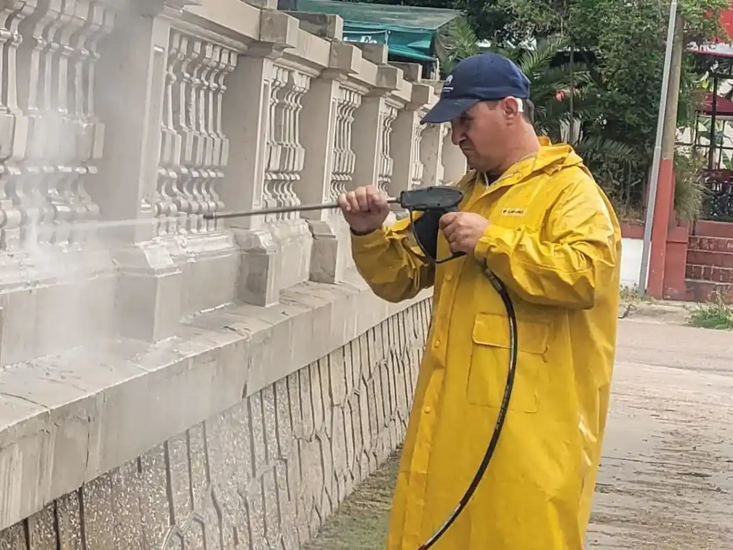 Limpian con hidrolavadora los murallones de la plaza Almeida
