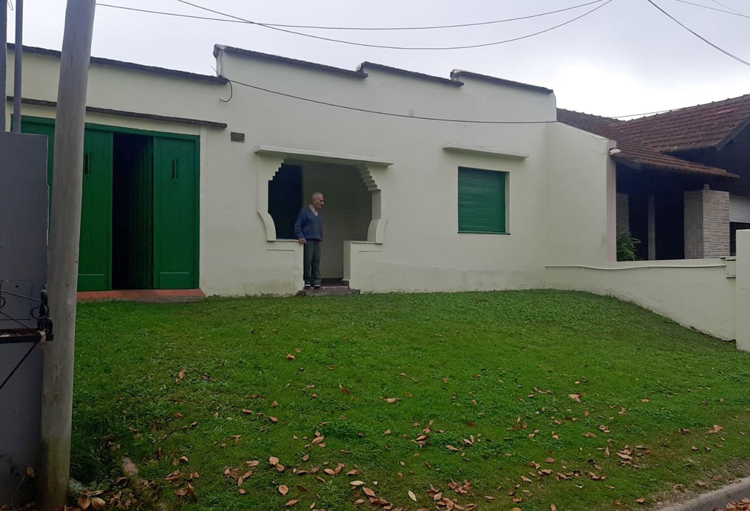 A mano armada, cuatro sujetos asaltaron a un grupo de adultos mayores que almorzaban en Sandino al 400