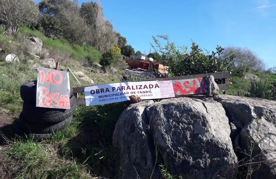 El Juzgado de Faltas intimó a quien se considere con derechos sobre la construcción a demoler la estructura.