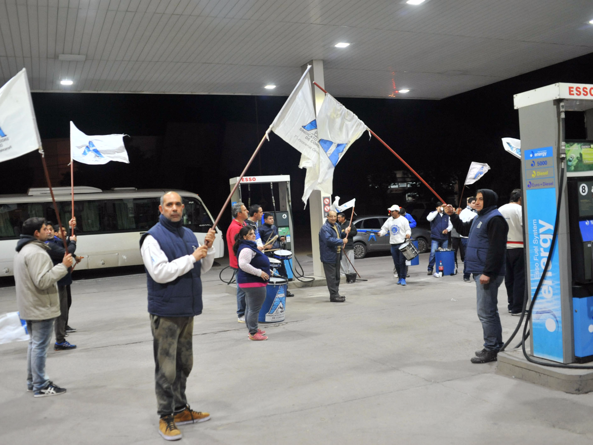 Conflicto salarial de estacioneros: bloquearon acceso a estación de servicio local  