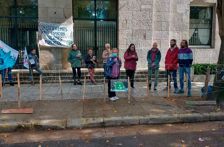 Intervención en las puertas del Municipio en reclamo del estado de Parque Camet