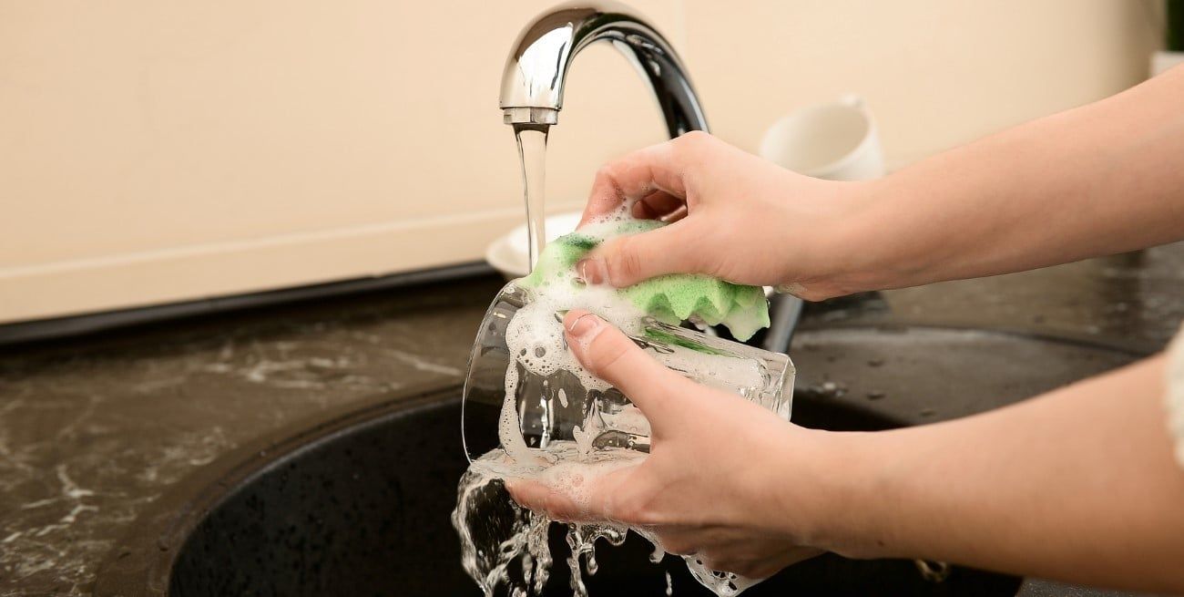 La esponja deteriorada puede acumular bacterias y transferir malos olores a los vasos.