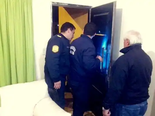 Le robaron casi medio millón de pesos que tenía debajo de la cama 