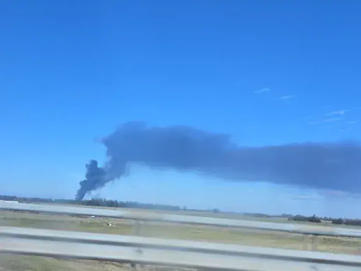 Tres dotaciones de Bomberos combaten un incendio en inmediaciones de la termoeléctrica