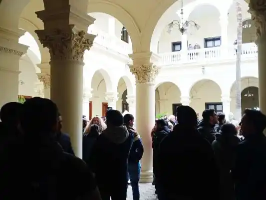 Empleados públicos se movilizaron frente a Casa de Gobierno por recortes y despidos