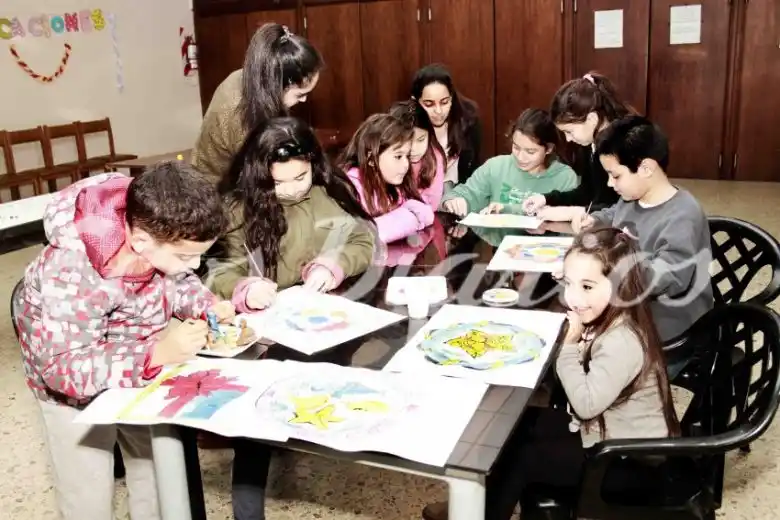 Talleres de bijouterie y pintura de mandalas en la Fundación Educacional