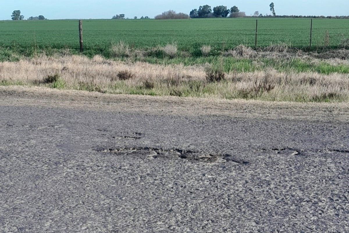 Los baches del camino representan un riesgo para los conductores.