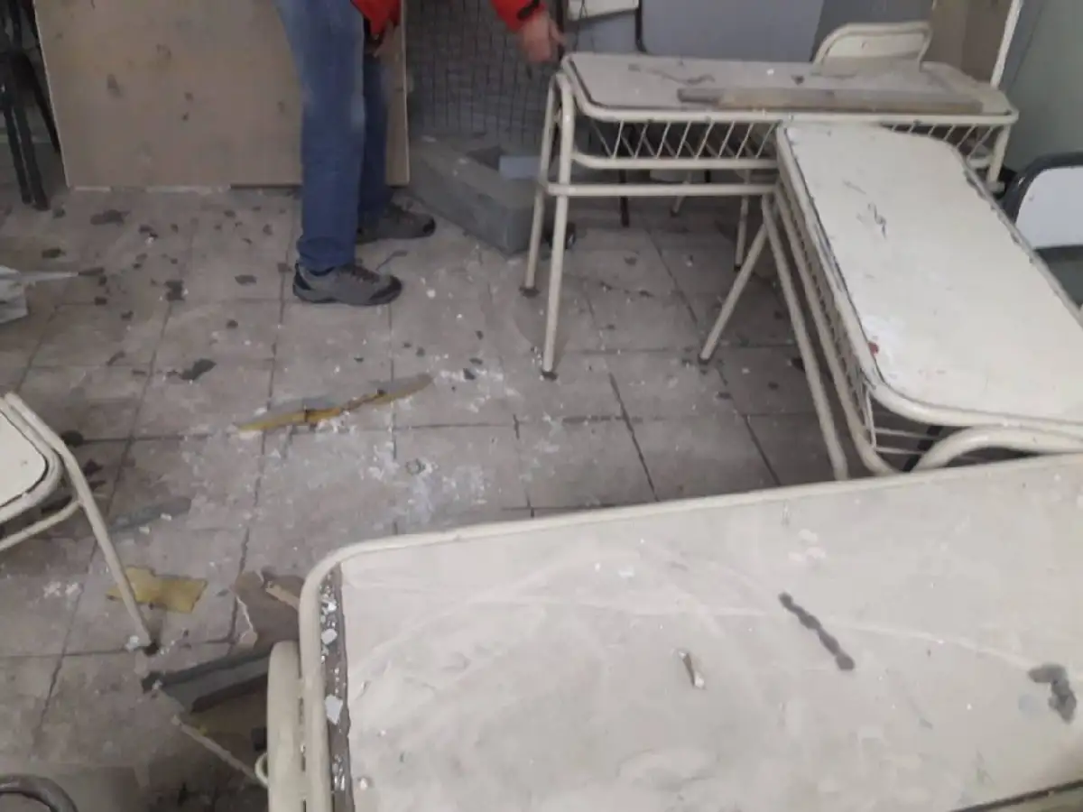 Se cayó parte del techo de una escuela de Río Gallegos: hay niños heridos