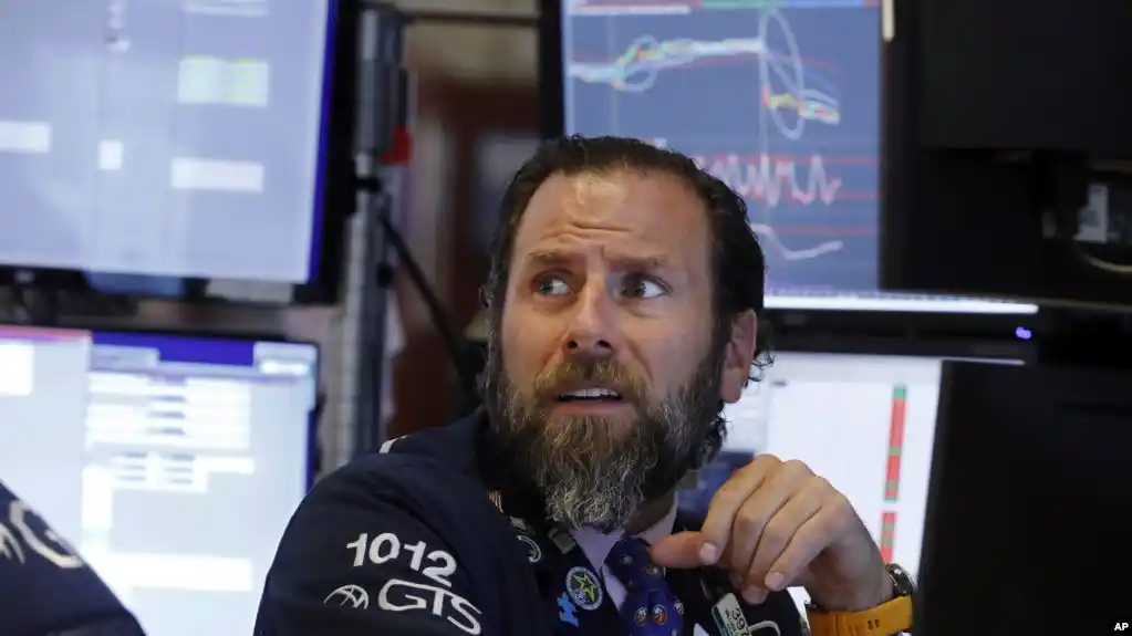 Dow Jones se desploma ante indicios de recesión