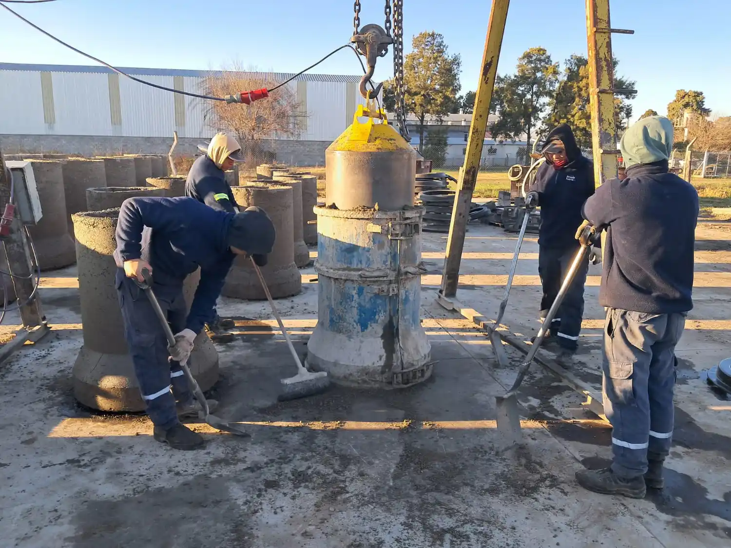 Personal municipal fabricando tubos de desagües.