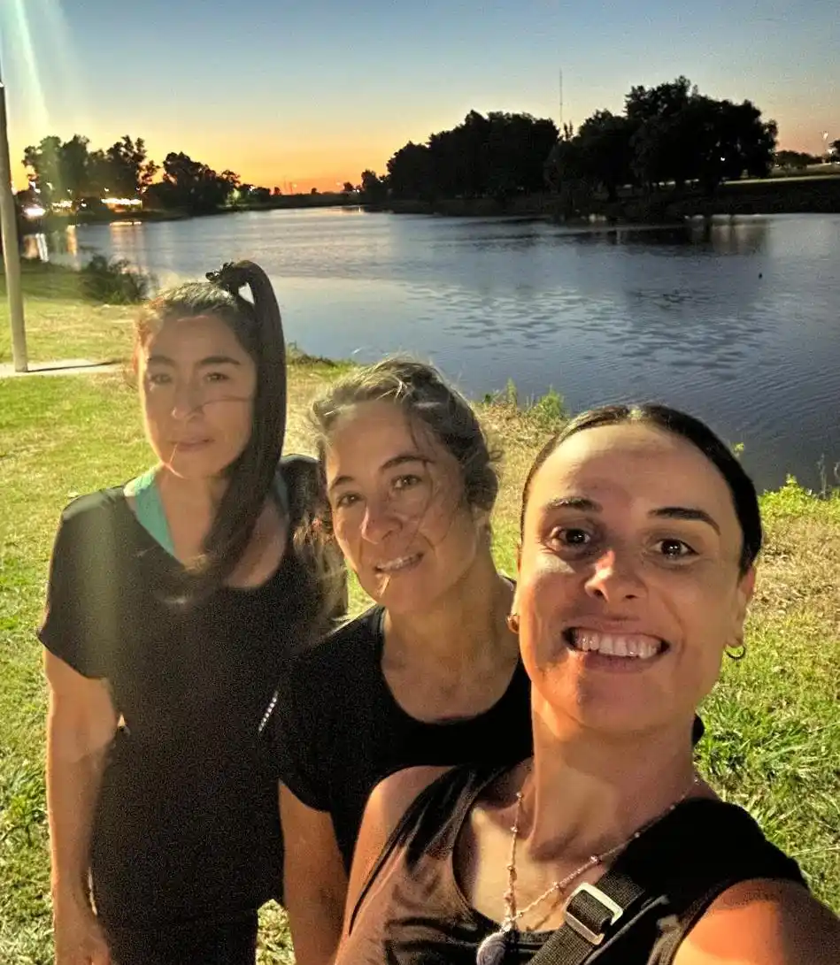 Nicol con hermanas de Sebastián en nuestro paisaje ribereño.-